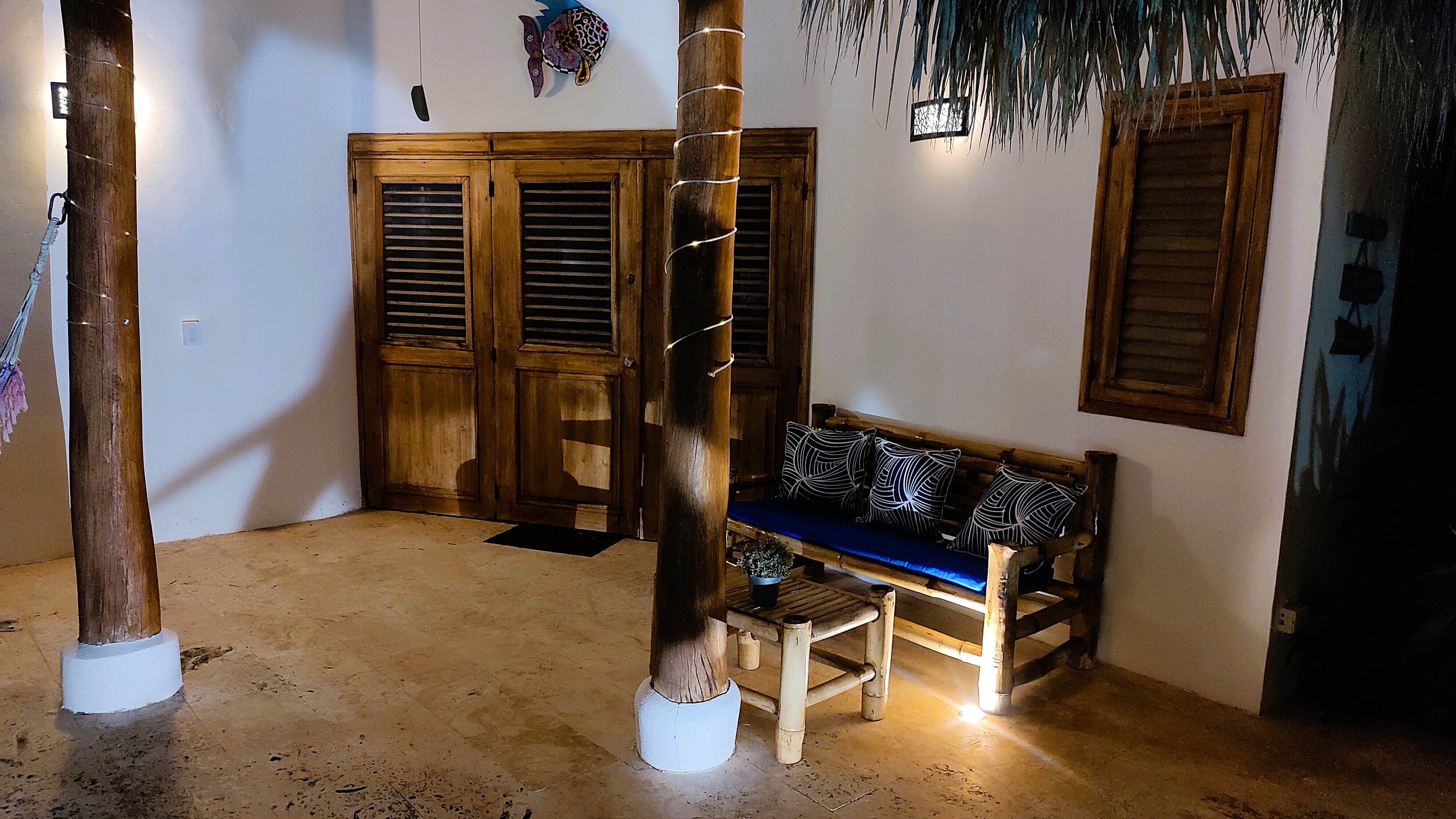 Vue extérieure du bungalow indépendant face à la piscine