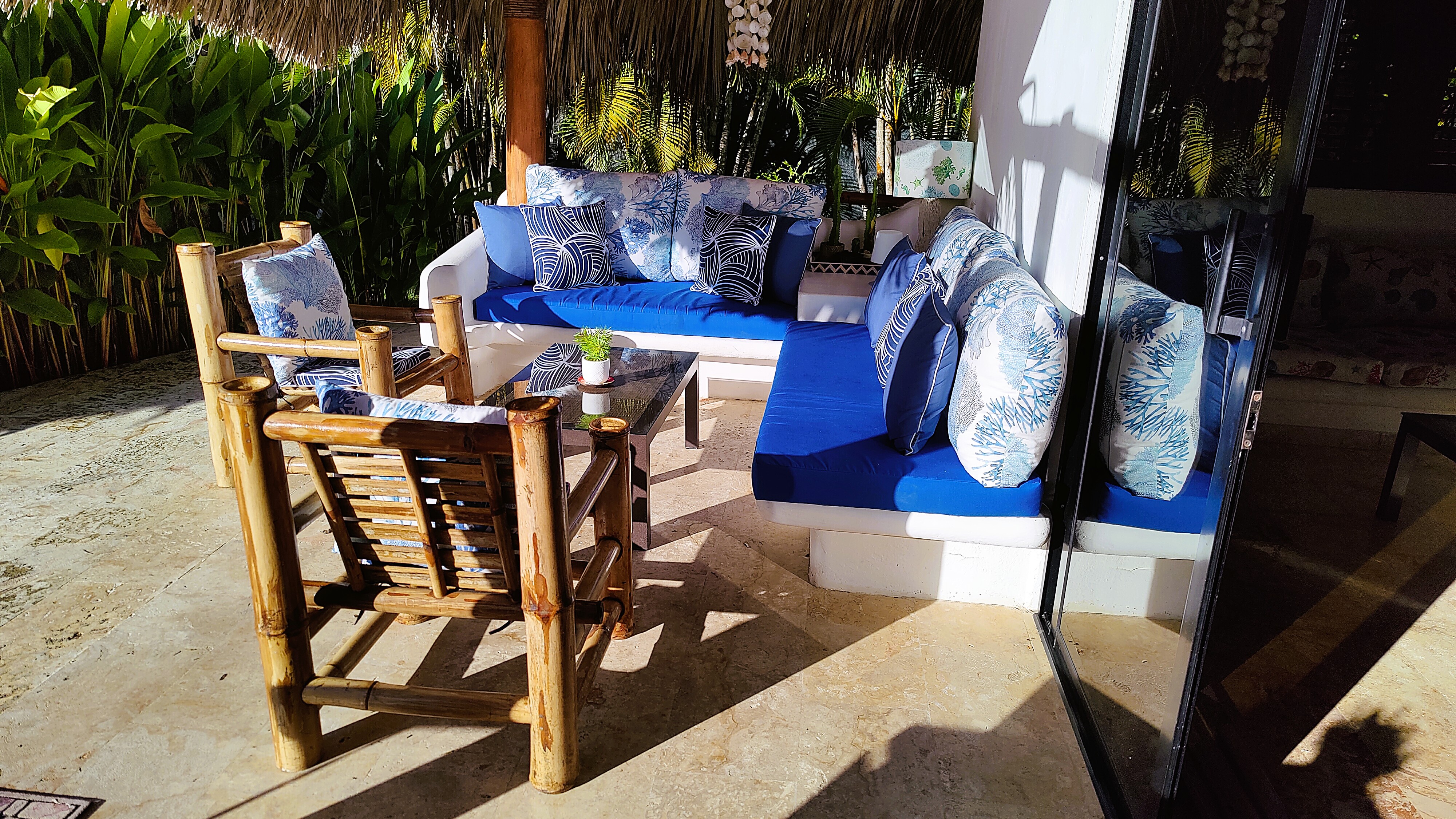 Grande terrasse extérieure face à la piscine